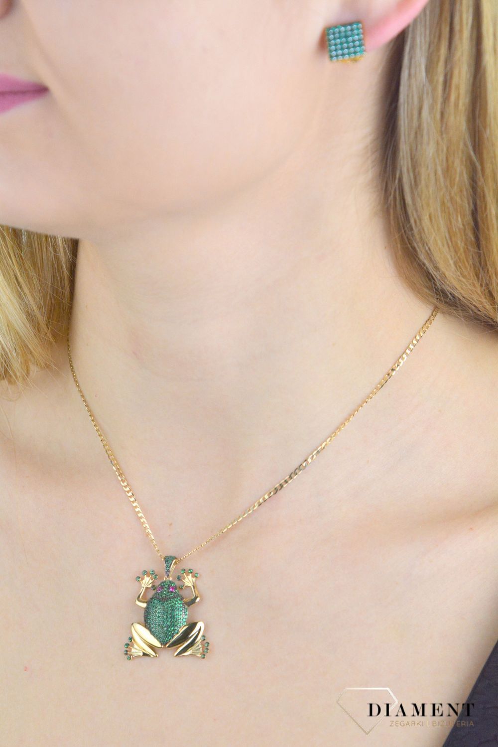 Złota zawieszka 585 żaba z zielonymi cyrkoniami ZA 2390A 585. Złota zawieszka żaba. Złota zawieszka damska. Złoty wisior. Zawieszka w kształcie żaby. Złota żaba z cyrkoniami. Złota duża żaba na prezent (1).JPG